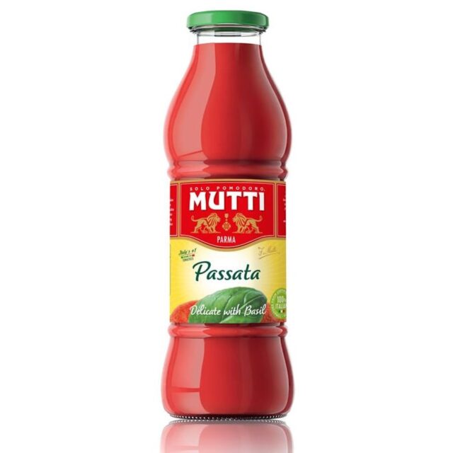 Mutti Passata with Basil
